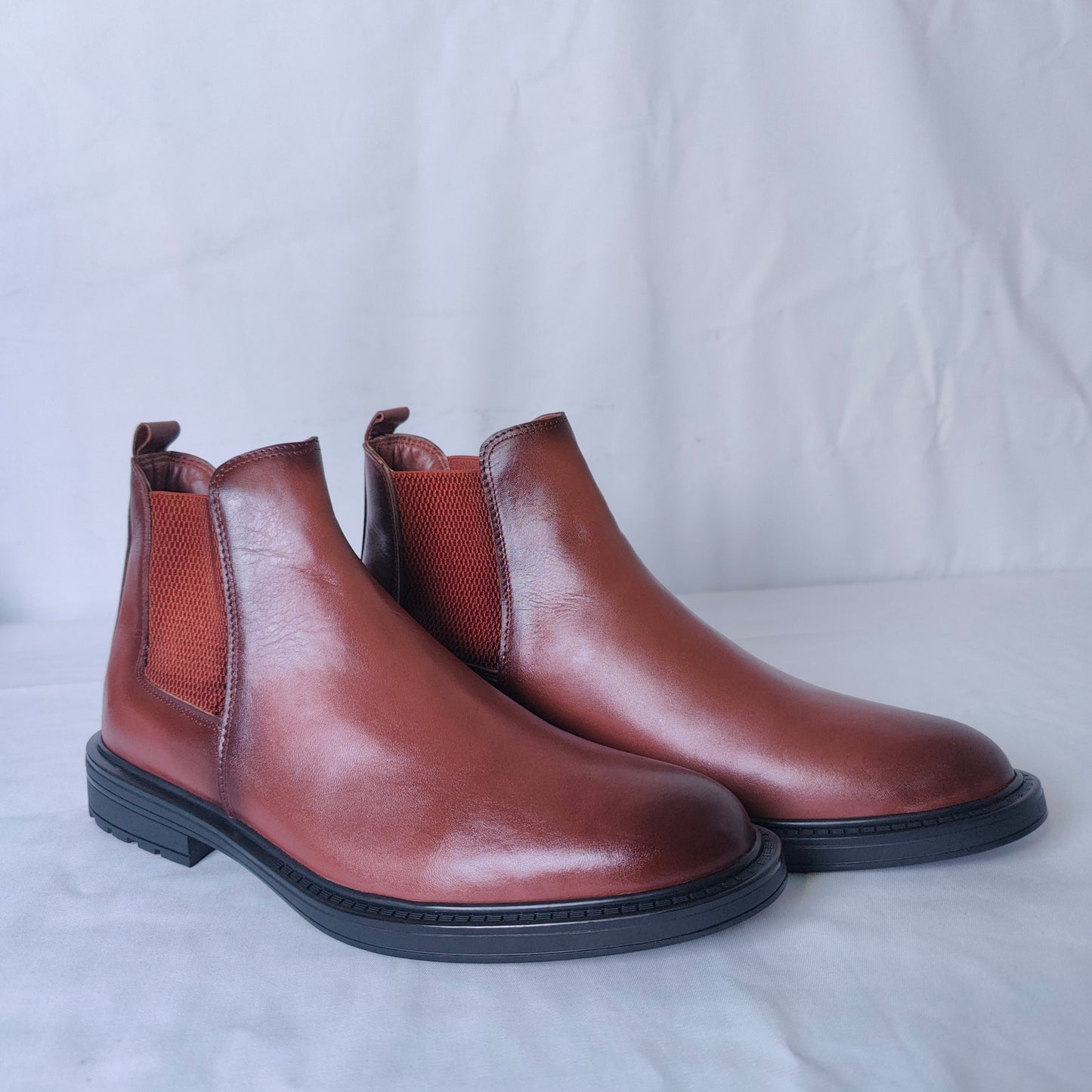BOTTINE EN CUIR NOIR / TABAC