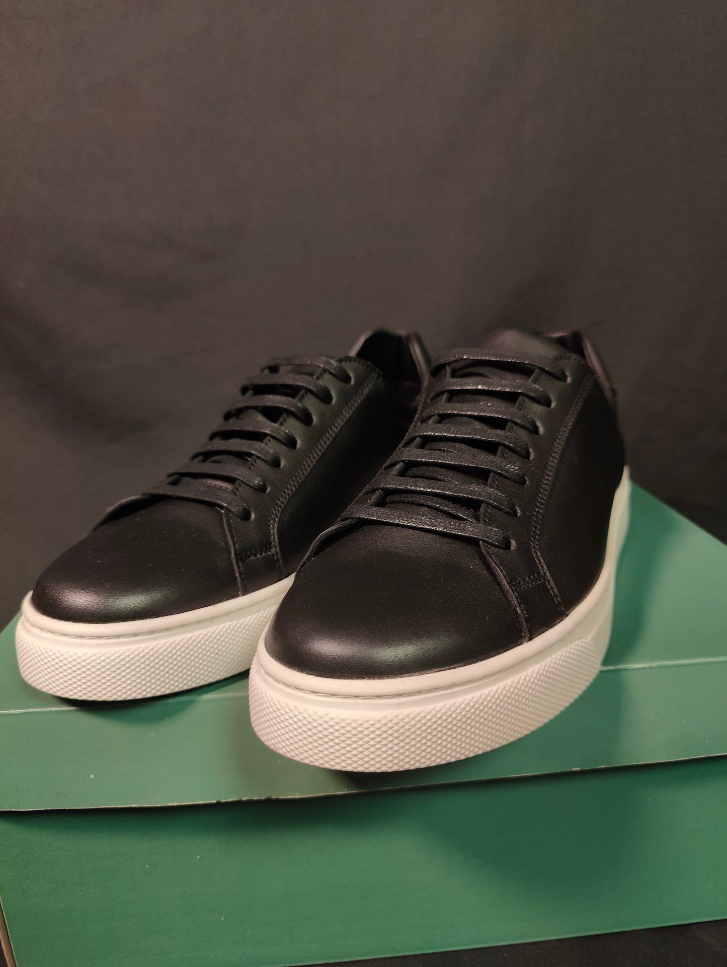 CHAUSSURE SNEAKER MEDICALE EN CUIRE NOIRE ET BLANC