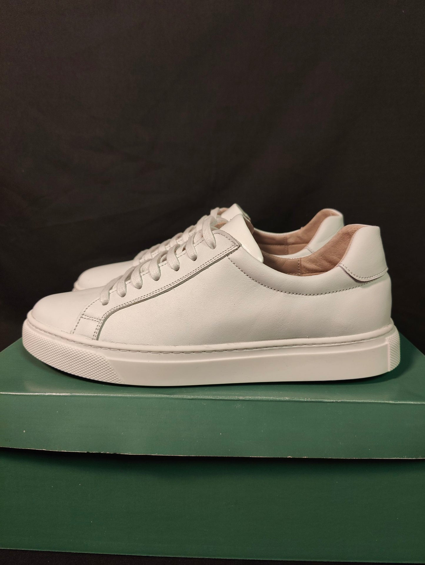 CHAUSSURE SNEAKER MEDICALE EN CUIRE NOIRE ET BLANC