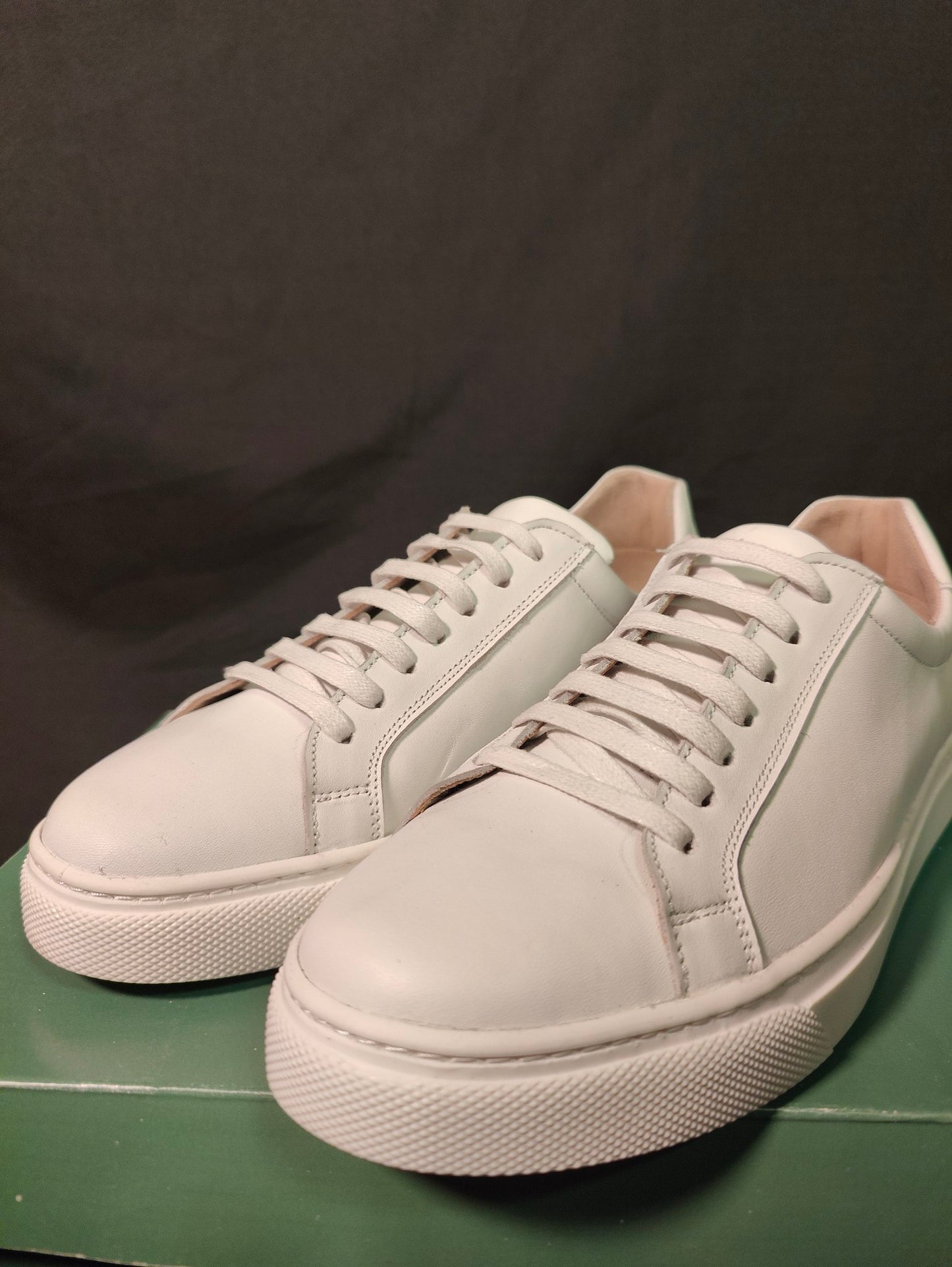 CHAUSSURE SNEAKER MEDICALE EN CUIRE NOIRE ET BLANC